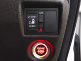 片側電動スライドドア。荷物で手が塞がる時など簡単にドアの開閉が出来ます。自然に手が届き、操作性の良い赤いボタンでエンジンスタート。