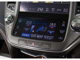 使いやすさや安全性を追求したステアリング周り!高級車ゆえにスイッチ類が多いのも特徴ですね!考え尽くされた配置ですぐに使いこなす事が出来ますのでご安心下さい!是非、体感してみて下さい!!