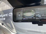 アラウンドビューモニターです。上空からお車の周りを見る感覚で表示されますので、車庫入れも安心です。