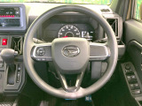 インテリアに合わせたデザインのステアリングは、運転される方のことも考え、運転しやすい形状、大きさです。是非一度、実際に触ってお確かめください。