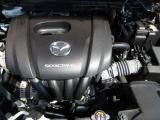 「SKYACTIV-G(ガソリン)」は、規格外の高圧縮を実現し、世界のエンジン技術者に驚きを与えました。さらに、それを維持したままノッキングの発生を抑え、熱効率を向上、走りにも寄与したエンジンです。