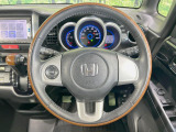 【革巻きステアリング】上質な革を使用することで、手にしっかり馴染みとても運転しやすいハンドルです♪