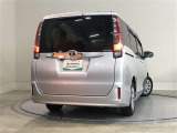 バックカメラが付いているので後方確認が非常にしやすいです。今や運転初心者も熟練者も必須装備!ついていて損はないですね♪