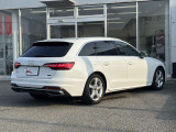 Audiのリヤディフューザーは、車両の後方での空気の流れを整え、乱流を減少させることで、走行安定性を向上させます。またスポーティで洗練された外観を提供し、全体のスタイルに一体感を持たせます。