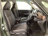 女性でも運転がしやすいように、シートの高さ調整機能(シートリフター)がついています。広い足元にゆったり座れるシートには肘掛も装備しており長距離の運転でも疲れにくいシートです。
