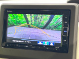 【バックカメラ】駐車時に後方がリアルタイム映像で確認できます。大型商業施設や立体駐車場での駐車時や、夜間のバック時に大活躍!運転スキルに関わらず、今や必須となった装備のひとつです!
