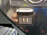 フロント部分にUSB端子が二つございます!