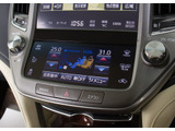使いやすさや安全性を追求したステアリング周り!高級車ゆえにスイッチ類が多いのも特徴ですね!考え尽くされた配置ですぐに使いこなす事が出来ますのでご安心下さい!是非、体感してみて下さい!!