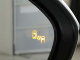 隣車線を走る車両をレーダーで検知し、ドアミラーでは確認しにくい後側方エリアに存在する車両に加え、急接近してくる車両も検知します。車両を検知するとドアミラーに搭載されたLEDインジケーターが点灯します。