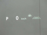 カラーヘッドアップディスプレイ付き。少ない視線移動で情報を確認できるので、運転の疲労軽減に繋がりますよ♪