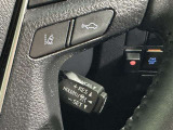 クルーズコントロール機能が付いています。 速度を設定するとアクセルを踏まなくても一定の速度で走ることができます。  高速道路ではとても便利な装置なんです。