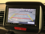リバースギアに入れるだけで後方の表示へ切り替わります。夜間や雨の日の駐車も楽になりますよ。