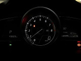 ☆中央の大型円形メーターと左右のウイング状のデジタルディスプレイ。メーターを真正面に置くことでドライバーはコクピットの中心軸を強く感じる事ができます。
