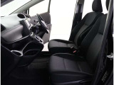 高いホールド性で運転姿勢が安定します。長距離ドライブでも疲れにくいのが魅力です。快適なドライビングライフをお送りください♪
