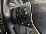ステアリングには運転中でも簡単に操作できる各種スイッチついてます