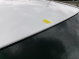 ルーフの運転席側前方にキズがあります。