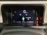 デジタル表示のスピードメーターとタコメーター、燃費やオドメーターなどの表示の他に、ホンダセンシング機能などの表示もできる多機能なマルチインフォメーション・ディスプレイです。