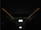 夜間に室内を照らしてくれるルームライトです