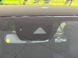 【i-ACTIVESENSE】走行中に前方の車両等を認識し、衝突しそうな時は警報とブレーキで衝突回避と被害軽減をアシスト。より安全にドライブをお楽しみいただけます。
