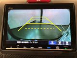 リバースギアに入れるだけで後方の表示へ切り替わります。夜間や雨の日の駐車も楽になりますよ。