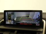 パノラミックビューモニター付きです。車両を上から見たような映像を画面に表示。運転席からの目視だけでは見にくい、車両周辺の状況をリアルタイムでしっかり確認できます。