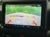 【バックカメラ】駐車時に後方がリアルタイム映像で確認できます。大型商業施設や立体駐車場での駐車時や、夜間のバック時に大活躍!運転スキルに関わらず、今や必須となった装備のひとつです!
