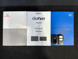 スマートキーは鍵をバッグに入れたままでもドアロックの開閉やエンジンのON・OFFができます。夜間や雨の日も鍵を探さなくて良いので便利です。