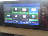 スマートフォンをUSBで接続するだけで、使い慣れたマップや音楽アプリを車内の大画面で操作できる車載システムです