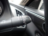 オートライト機能が装備されており暗い場所に入ると車両が検知しライトのON・OFFを自動的に切り替えてくれますので非常に便利な装備です♪