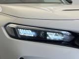 【LEDヘッドライト】悪天候や夜間走行時も良好な視界を確保し安心して運転できる高輝度LEDヘッドライトを装備!点灯速度が早く、消費電力も抑えられています。