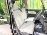 運転席まわりには十分なスペースがあり、大柄な方でもゆったり運転していただける環境です。