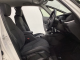 広い足元にゆったり座れるシートには肘掛けも装備しており長距離の運転でも疲れにくくなってます。女性でも運転がしやすいように、シートの高さ調整機能(シートリフター)がついています。