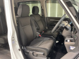 乗降がしやすい運転席。高さが調節できて小柄な方でも運転しやすいポジションをとることができます。