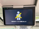 【14型有機ELフリップダウン】三列目からでも迫力のエンタメが観れる大画面フリップダウン。有機ELのモニターでは、一般的なフリップダウンよりも高コントラストでキレイな映像を楽しめます。