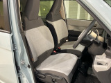 乗降がしやすい運転席。高さが調節できて小柄な方でも運転しやすいポジションをとることができます。