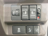 【両側パワースライドドア】スマートキーや運転席のスイッチで後席両側スライドドアの開閉が可能♪電動だから力を入れてドアを開ける必要が無く、小さなお子様でも簡単に開け閉めでき快適です♪