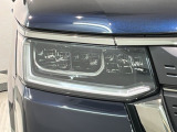 LEDヘッドライトは、点灯の瞬間から最大光量を発揮し、突然暗くなるトンネルなどでの安定感を高めます。