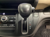 CVT車のセレクトレバーです。低速から高速まで、変速ショックのないスムーズな走りを実現するとともに、エンジン効率のよい領域を維持することで燃費にも貢献します。