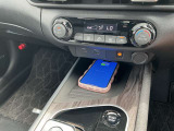 QI規格対応スマートフォンのワイヤレス充電器を装備。手軽に充電できますね。