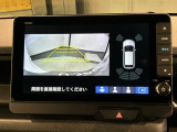 リバースギアに入れるだけで後方の表示へ切り替わります。夜間や雨の日の駐車も楽になりますよ。