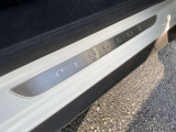 乗車口足元にはPEUGEOTのロゴ入り。