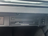 CD SDなどのメディアのスロットをグローブボックス内に装備しています。