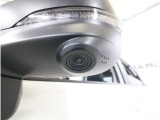 助手席側で見えにくい左前方の映像を、車内のマルチファンクションディスプレイに映し出します。前方への駐車や左寄せ、狭い道でのすれ違いなど、さまざまなシーンで安心して運転できる便利な機能です。
