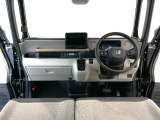 【前方視界】開放的な前方視界!運転がしやすく疲れにくいです♪窓が大きく、見通しがとっても良いおクルマですよ♪