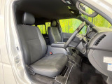 運転席まわりには十分なスペースがあり、大柄な方でもゆったり運転していただける環境です。