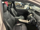 運転席の画像です。足元やシートまわりに余裕があり、リラックスした姿勢で運転が可能です。視界も良好で操作系へのアクセスもしやすく、快適で安心感のあるドライブをサポートします。
