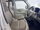 ゆったりと座れる運転席シートですのでストレスなく運転が出来ますよ!