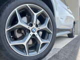 ●純正アルミホイール:輸入車ならではの卓越した走りを支えるホイールと足回りです!日本車の走りに慣れている方にもぜひ体感して頂きたいほど、高いレベルでまとまっています!