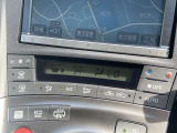 【オートエアコン】一度お好みの温度に設定すれば、車内の温度を検知し風量や温度を自動で調整。暑い&hellip;寒い&hellip;と何度もスイッチ操作をする必要はありません。快適な車内空間には必須の機能ですね♪