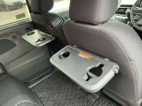 運転席&助手席後ろには後席用テーブル&ドリンクフォルダーを装備☆